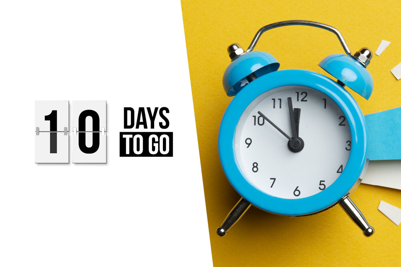 Ein türkisfarbener Wecker auf gelben Hintergrund mit einem Zahlencountdown links auf weißem Hintergrund