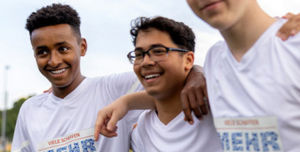 Drei Jungen in Sportkleidung