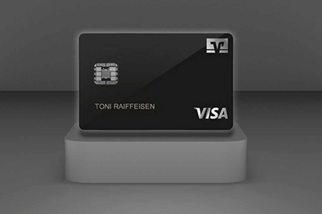 Paar am Strand, der Mann hat seinen Arm um die Frau gelegt