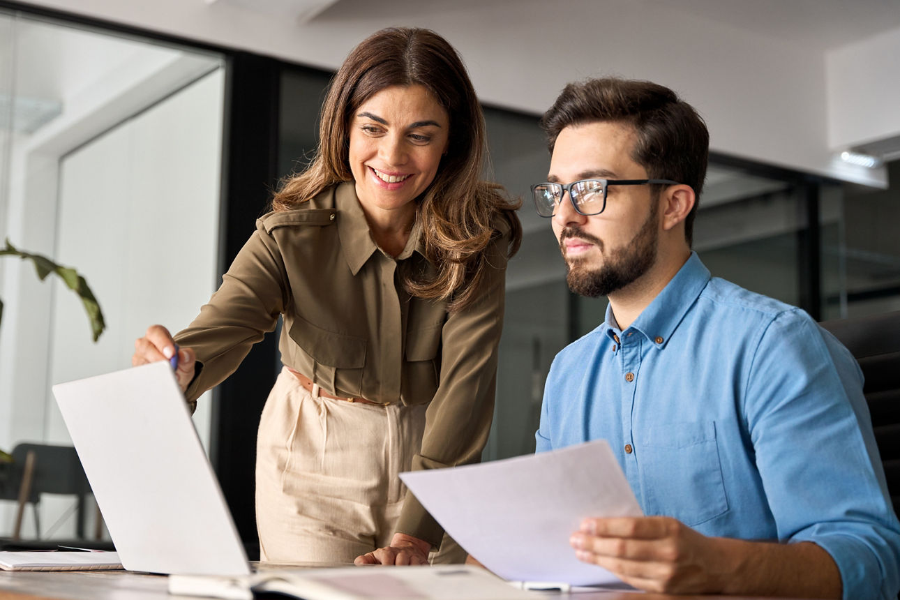 Menschen bei der Arbeit im Büro.