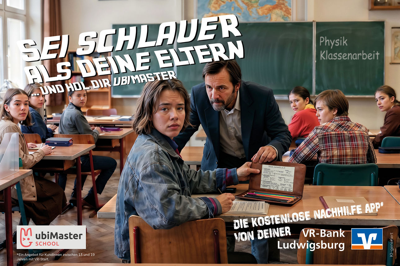 Blick in ein Klassenzimmer mit dem Slogan "Sei schlauer als deine Eltern"