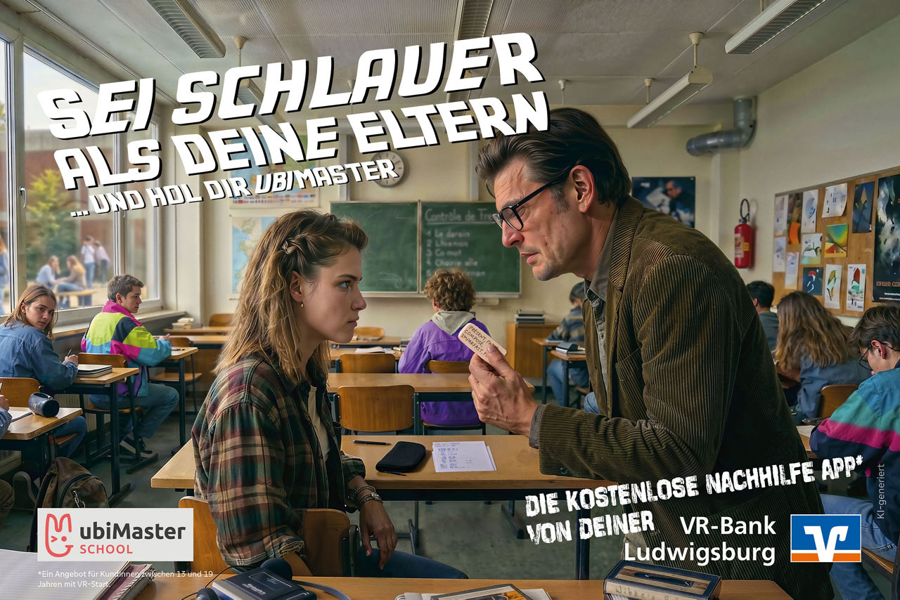 Lehrer im Gespräch mit einer Schülerin