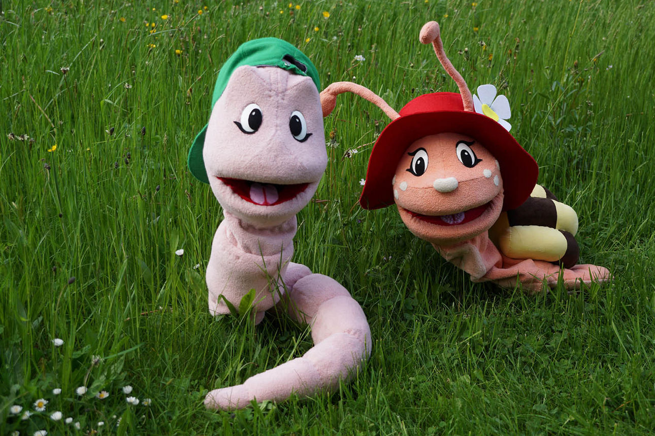 Zwei Puppen in Gestalt eines Regenwurms und einer Schnecke