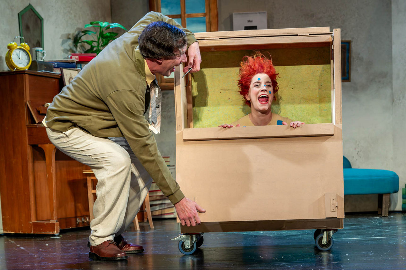 Zwei Schauspieler bei der Darbietung des Theaterstücks Sams