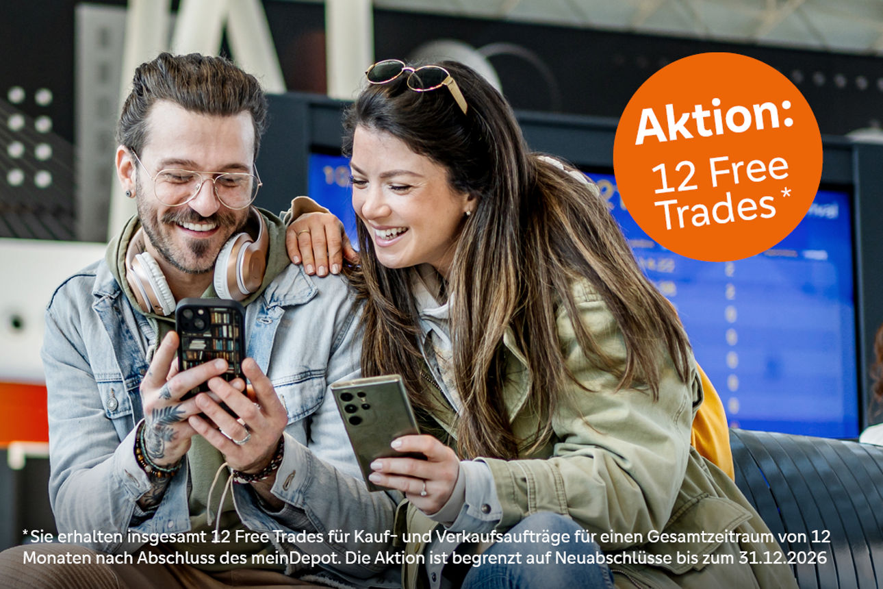Pärchen sitzt mit Handy in der Hand und Koffern am Flughafen und lächelt