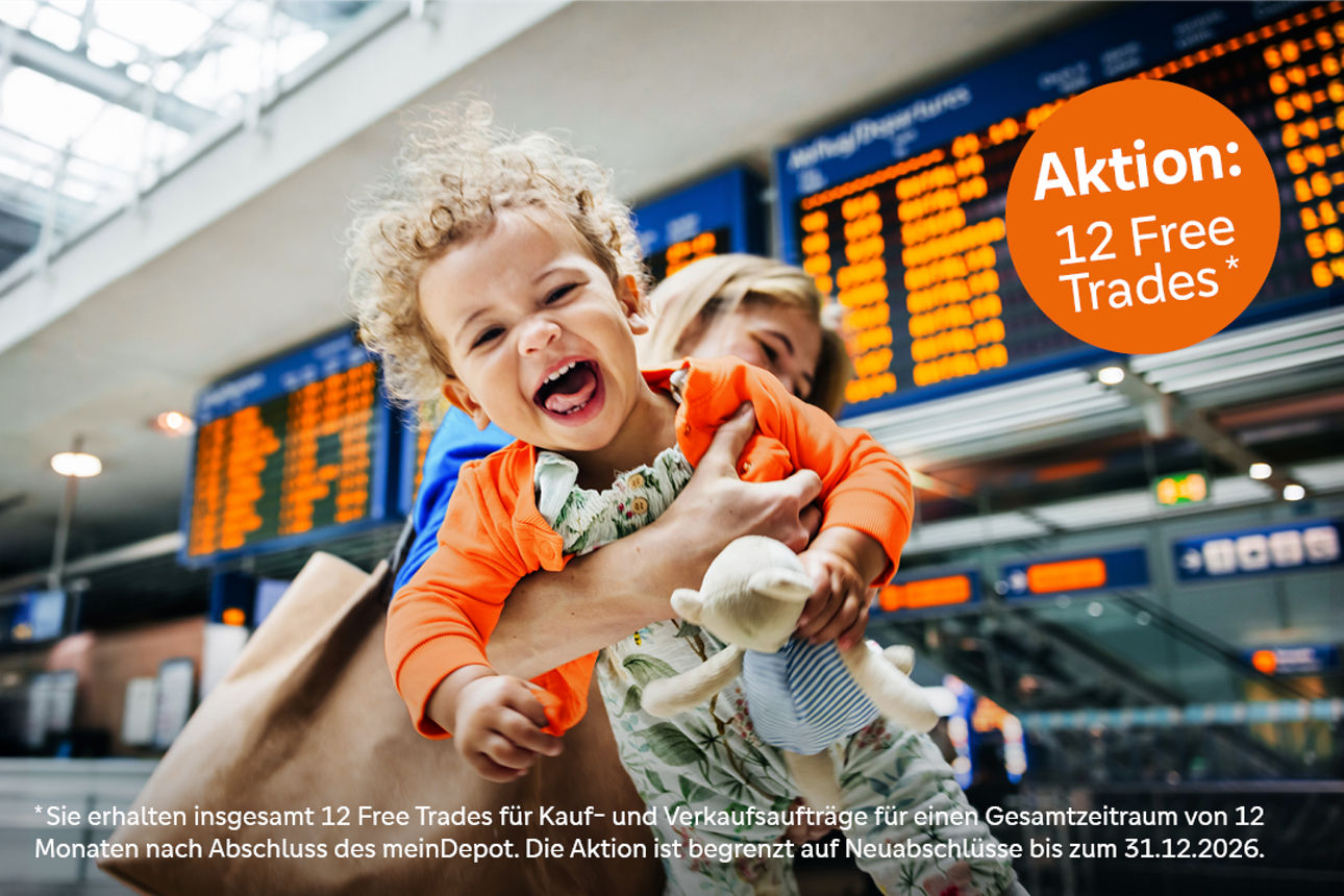Junge Frau hält ihr lachendes Kind in den Armen, im Hintergrund eine Abflugtafel am Flughafen