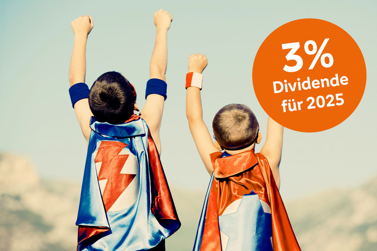 Zwei Kinder mit Superheldenumhängen strecken die Arme in die Höhe; rechts oben steht „3 % Dividende für 2025“.