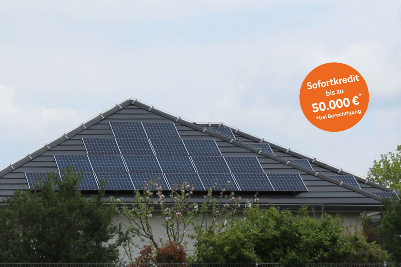 Ein Hausdach mit Solarpaneelen, rechts oben der Text „Sonderkredit bis zu 40.000 €“