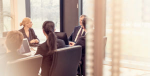 Ein Büro in dem mehrer Personen eine Besprechung abhalten