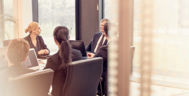 Ein Büro in dem mehrer Personen eine Besprechung abhalten