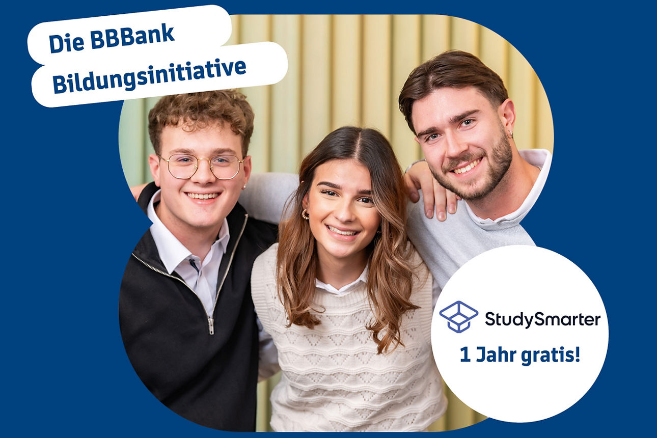 Drei Studenten die sich im Arm halten und in die Kamera Lächeln. Bildaufschrift: Logo StudySmarter + 1 Jahr gratis.
