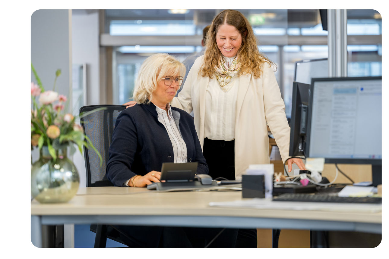 Zwei Frauen schauen auf einen Laptop