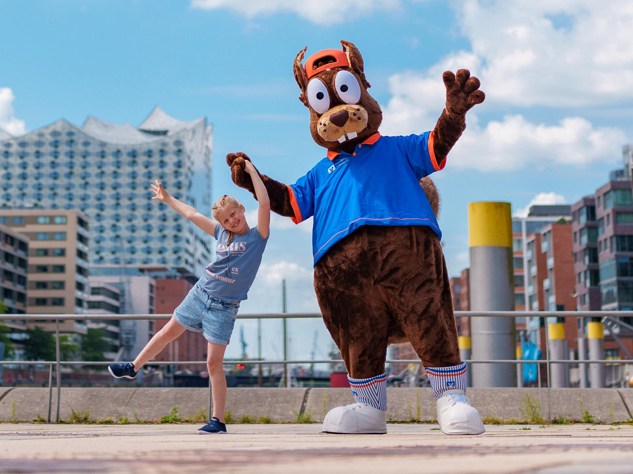 Richy Reichhörnchen vor Hamburger Skyline