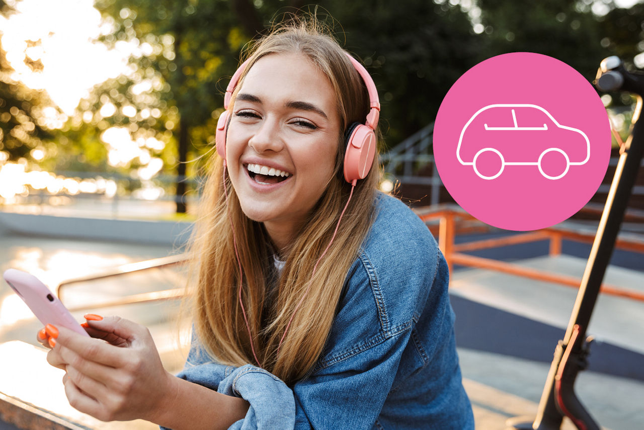 Mädchen mit Kopfhörern und einem Smartphone in der Hand lächelt