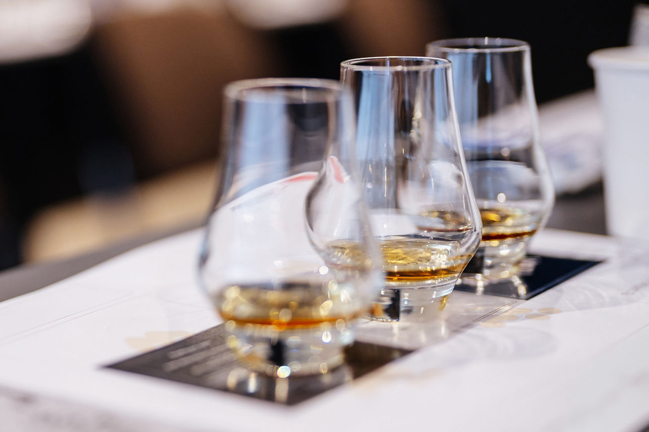 Whisky tasting mit eleganten Gläsern auf einem Tisch