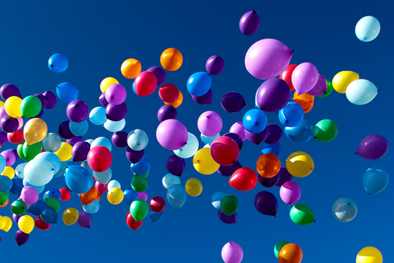 Bunte Luftballons schweben in der Luft