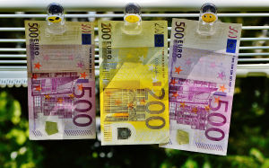 zwei 500-Euro-Scheine und ein 200-Euro-Schein