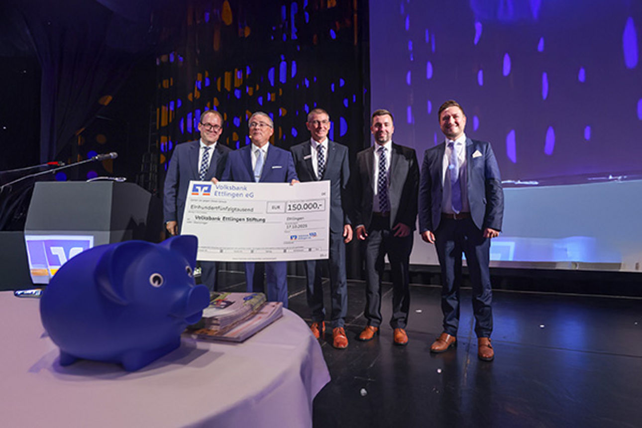 Übergabe Spendenscheck durch die Vorstände der Volksbank Ettlingen eG sowie der Vorstände der Volkbank Ettlingen Stiftung