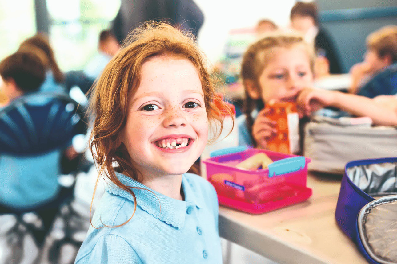 Schülerin beim Schulfrühstück