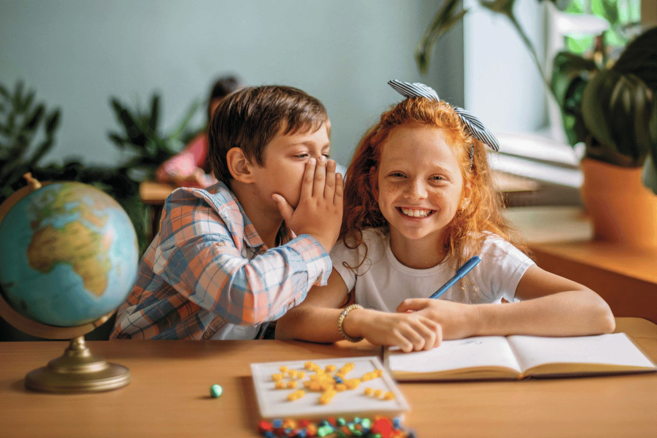Junge und Mädchen im Klassenraum