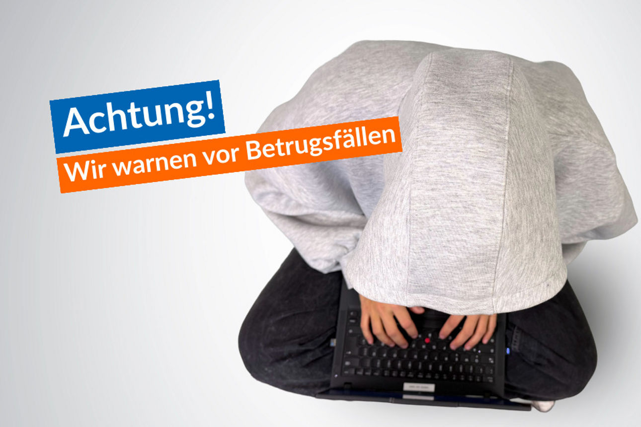 Junger Mensch mit Kapuzenshirt und Laptop von oben fotografiert