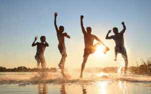 Vier Personen am Strand
