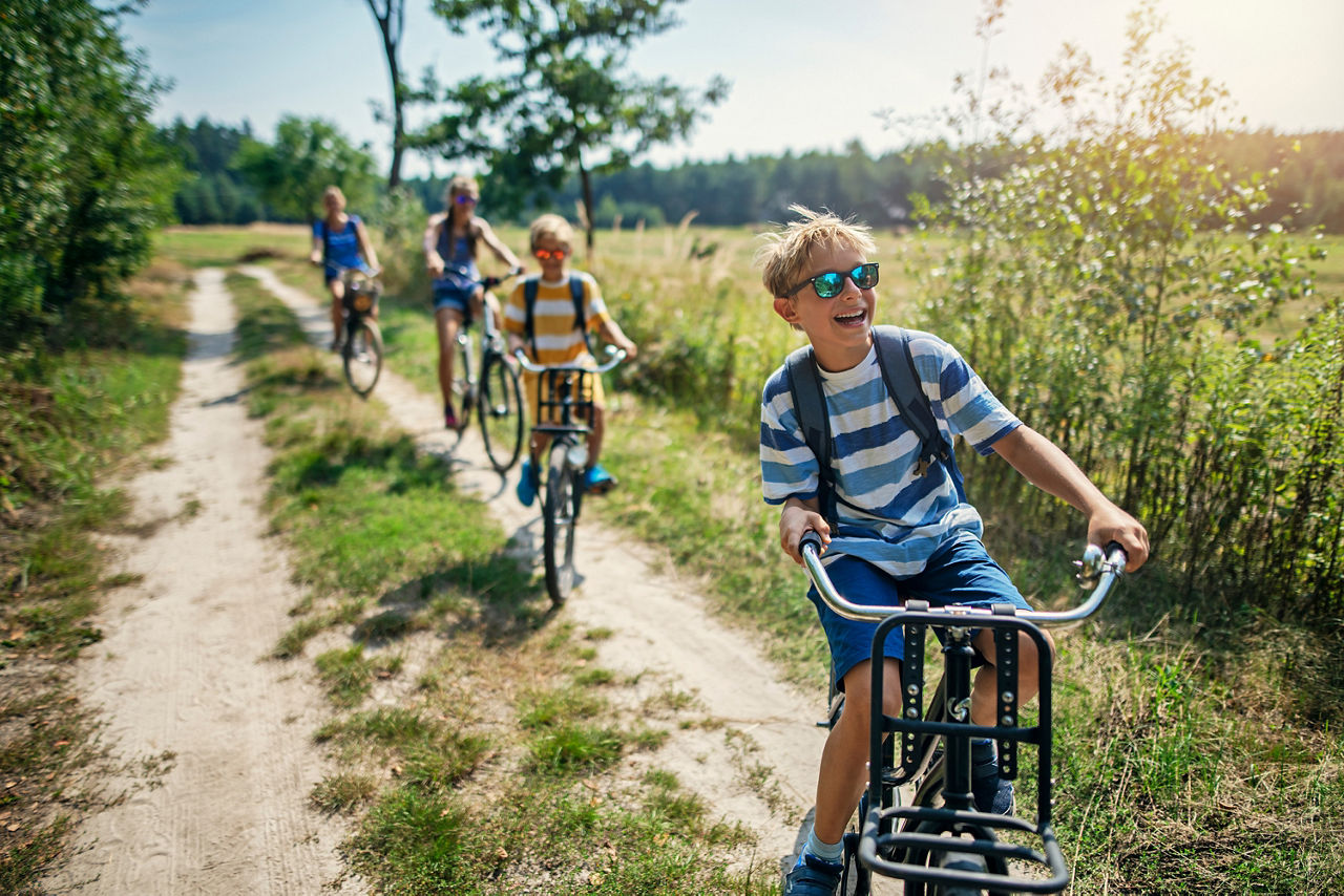 Vier Teenager beim Fahrradfahren