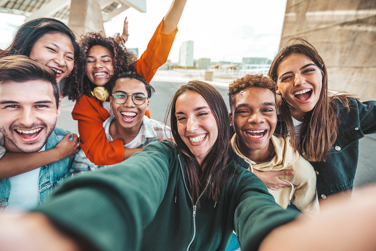 Eine Gruppe von jungen Menschen machen ein Selfie