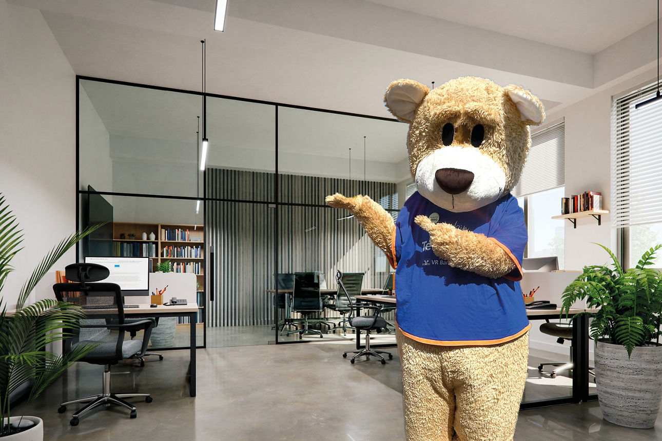 Unser Toni TeilhaBÄR Maskottchen steht in einem Büro.