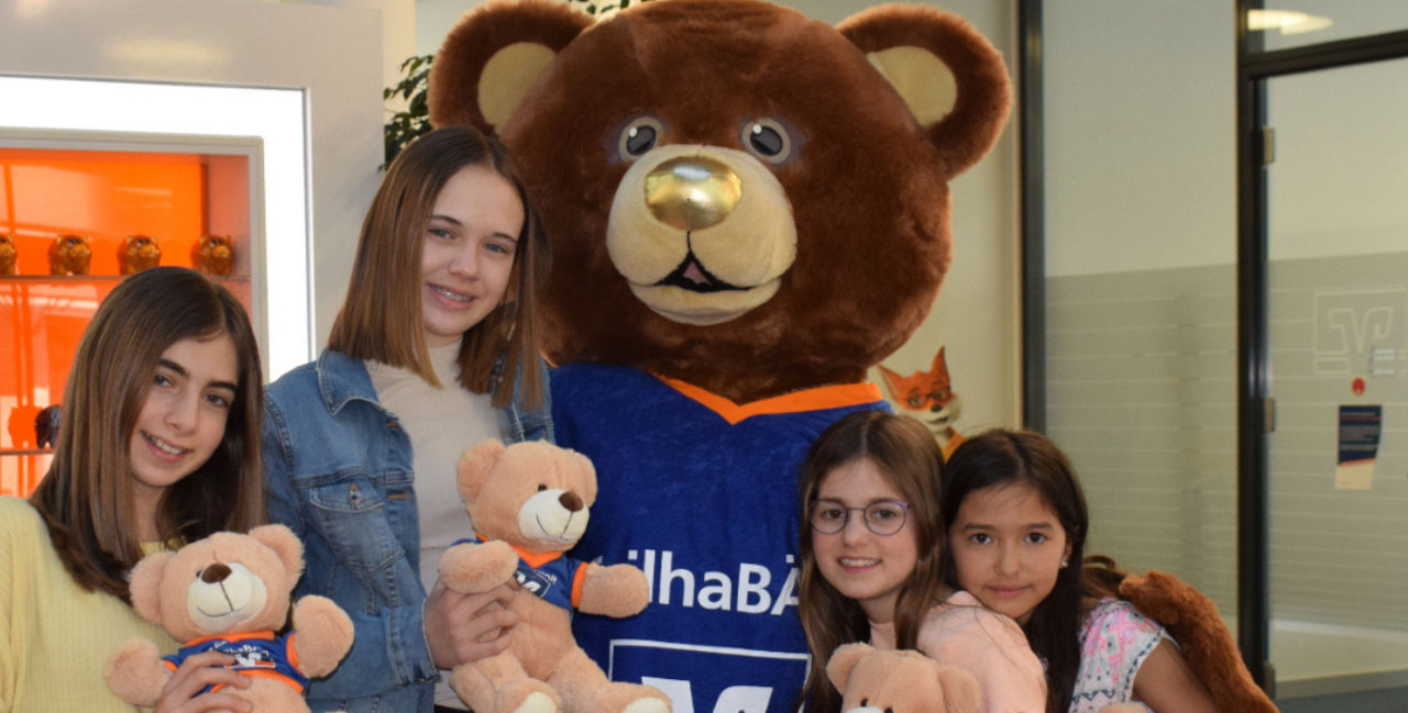 Junge Kundinnen mit Plüschtier TeilhaBÄR. 