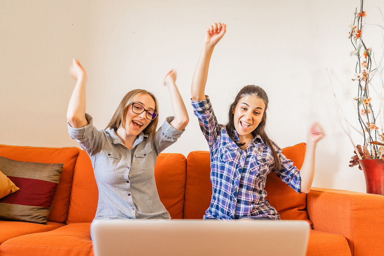 Zwei Frauen auf einem Sofa