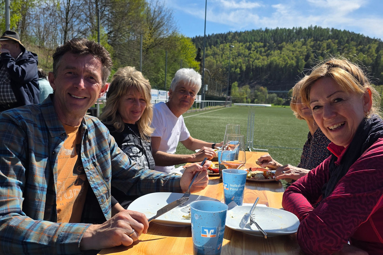 Bei schönstem Wetter wird das gute Essen genossen.
