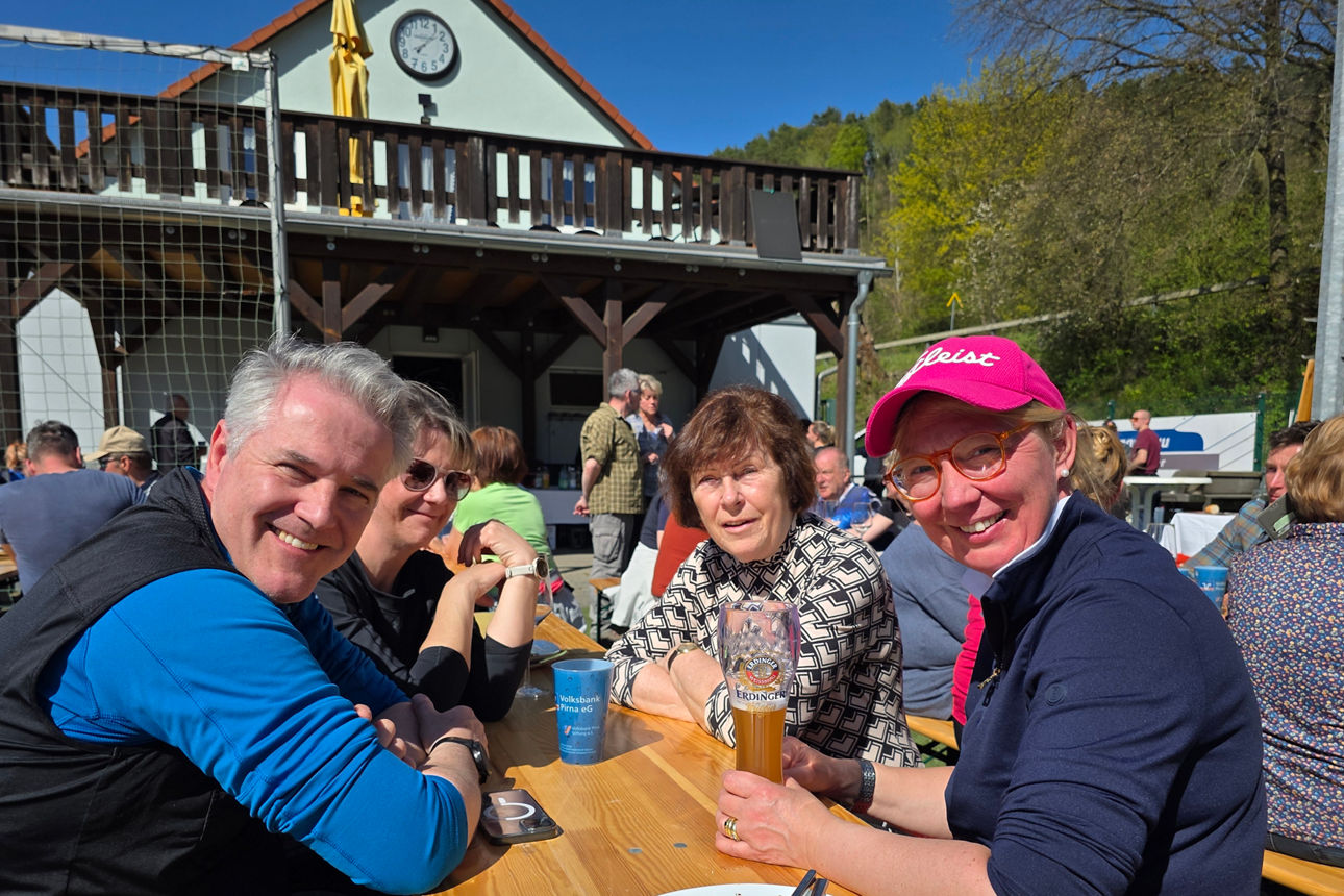 Landtagsabgeorndete Sandra Gockel im Gespräch mit Wanderern.