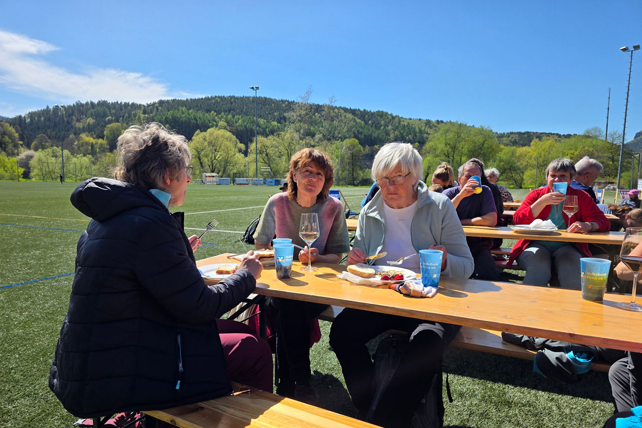 Gemeinsam wird die Wanderung ausgewertet.
