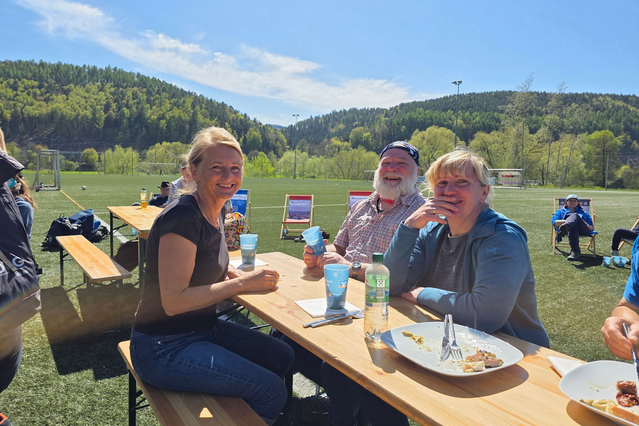 Gute Gespräche bei leckerer Versorgung.