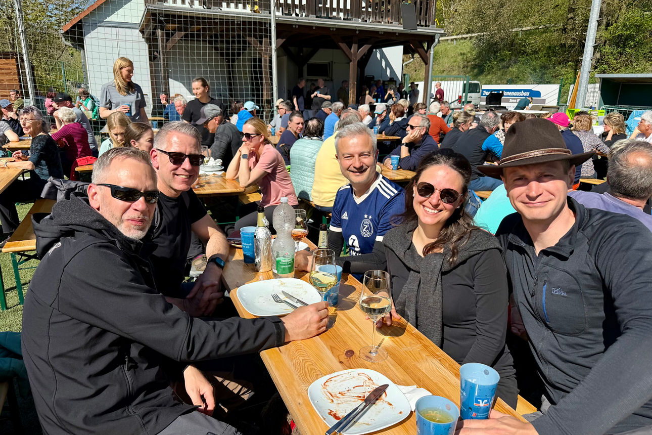 Wanderteilnehmer genießen das Abschluss-Grillbuffet.