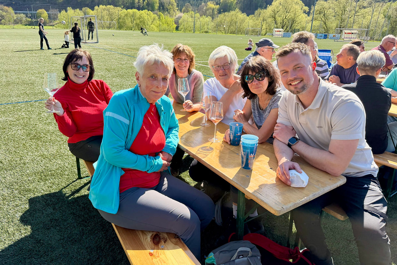 Neustadts Bürgermeister Alexander Sachse im Gespräch mit Wanderfreunden.