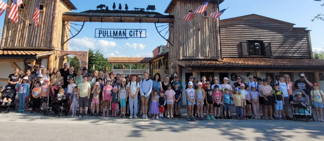 Alle Teilnehmer stehen vor dem Eingang zu PullmanCity zum Gemeinschaftsfoto