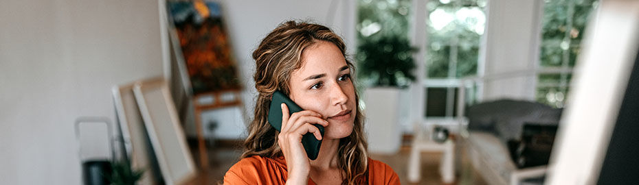 Frau mit Handy am Ohr