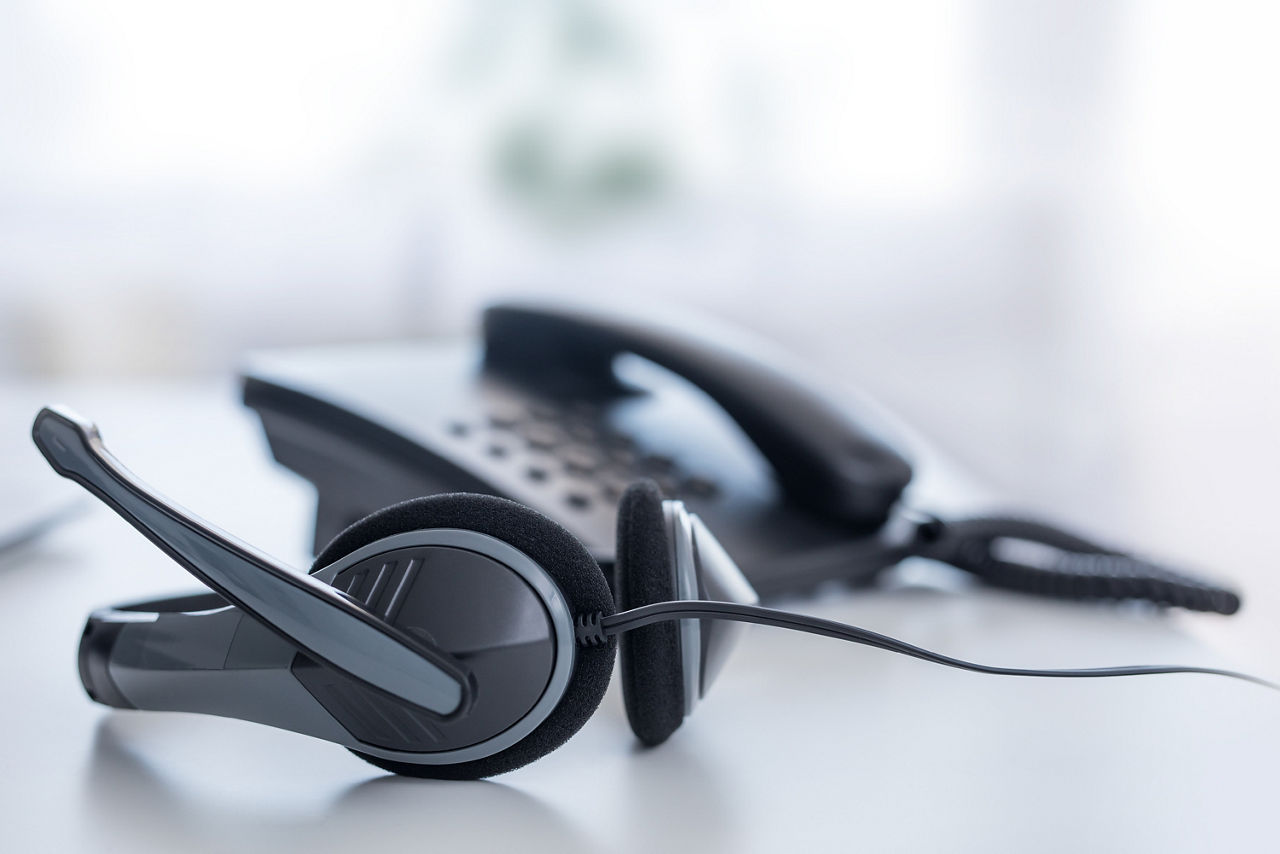 Telefon im Büro mit angeschlossenem Kopfhörer