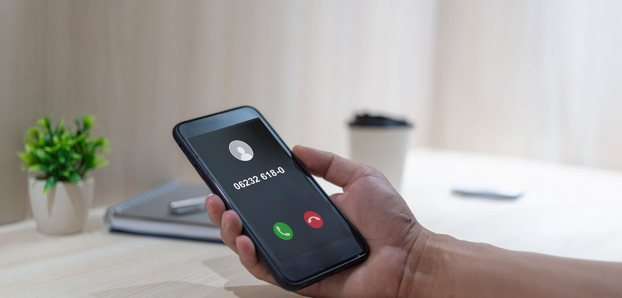 eine Hand hält ein Smartphone