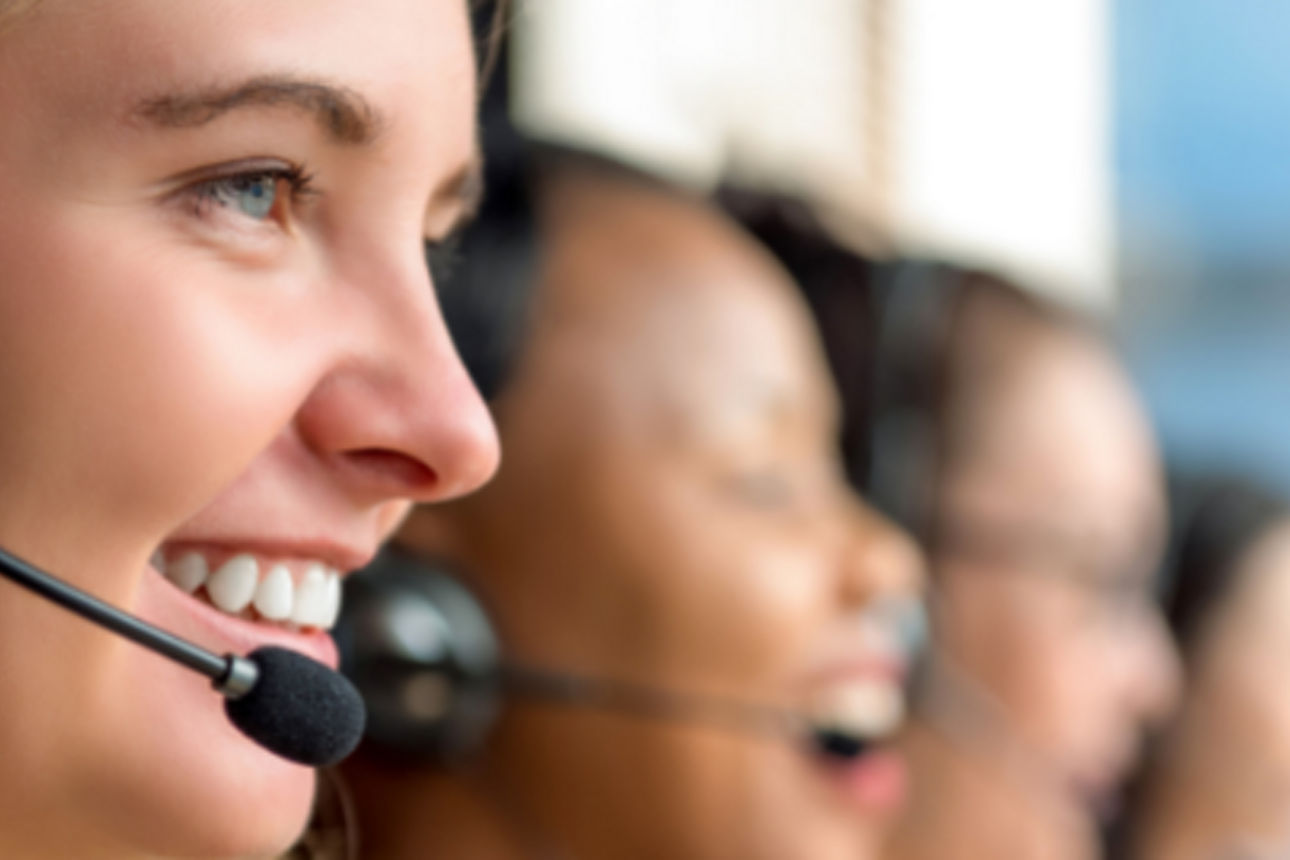 Menschen mit Headset im Büro