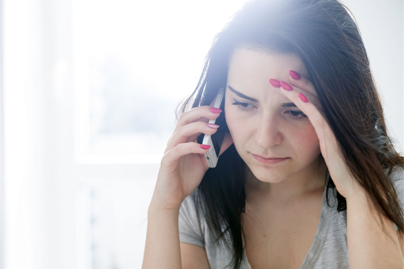 Frau unter Stress am Telefon