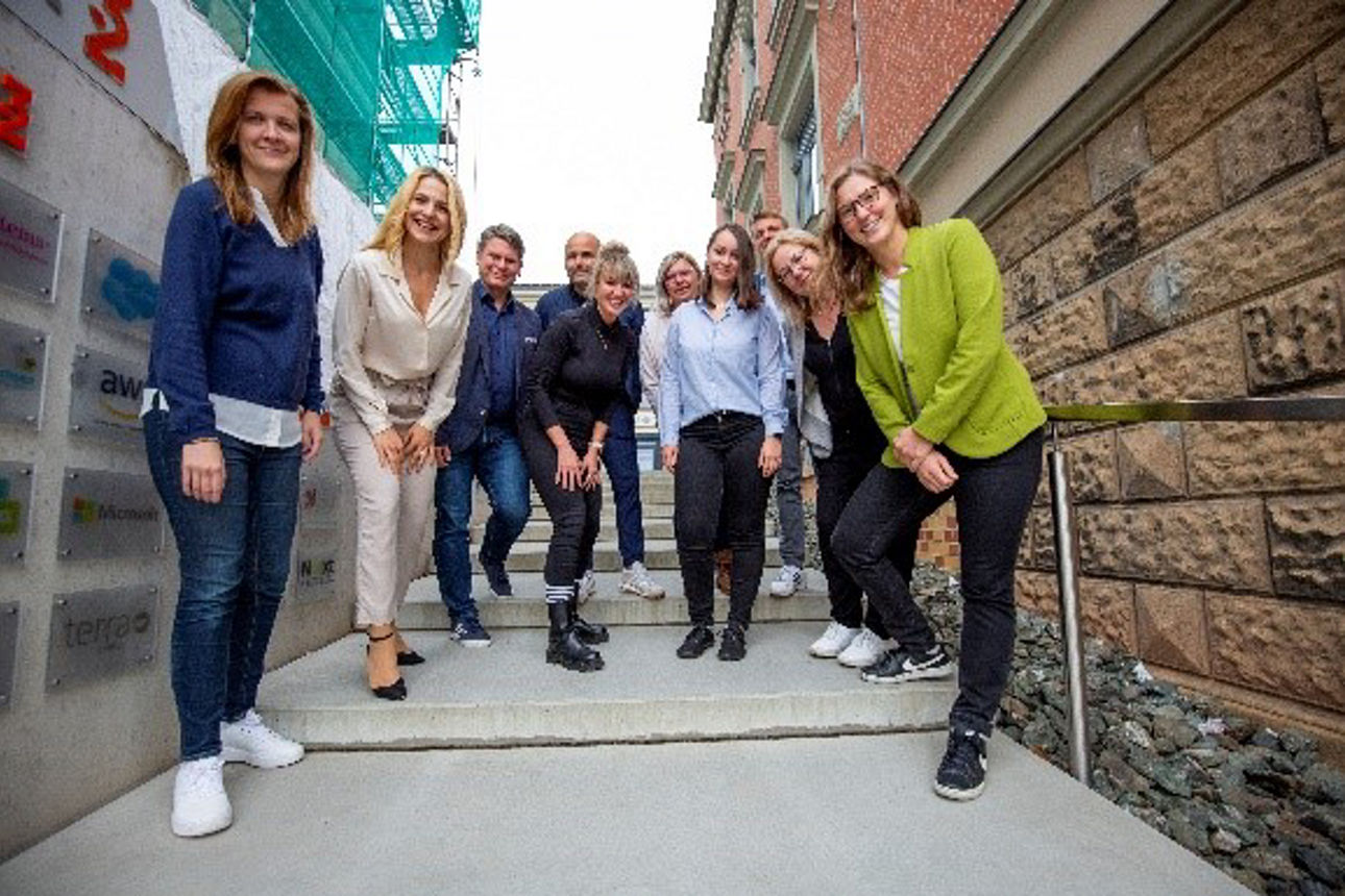 Team der Teleskopeffekt posiert auf einer Treppe