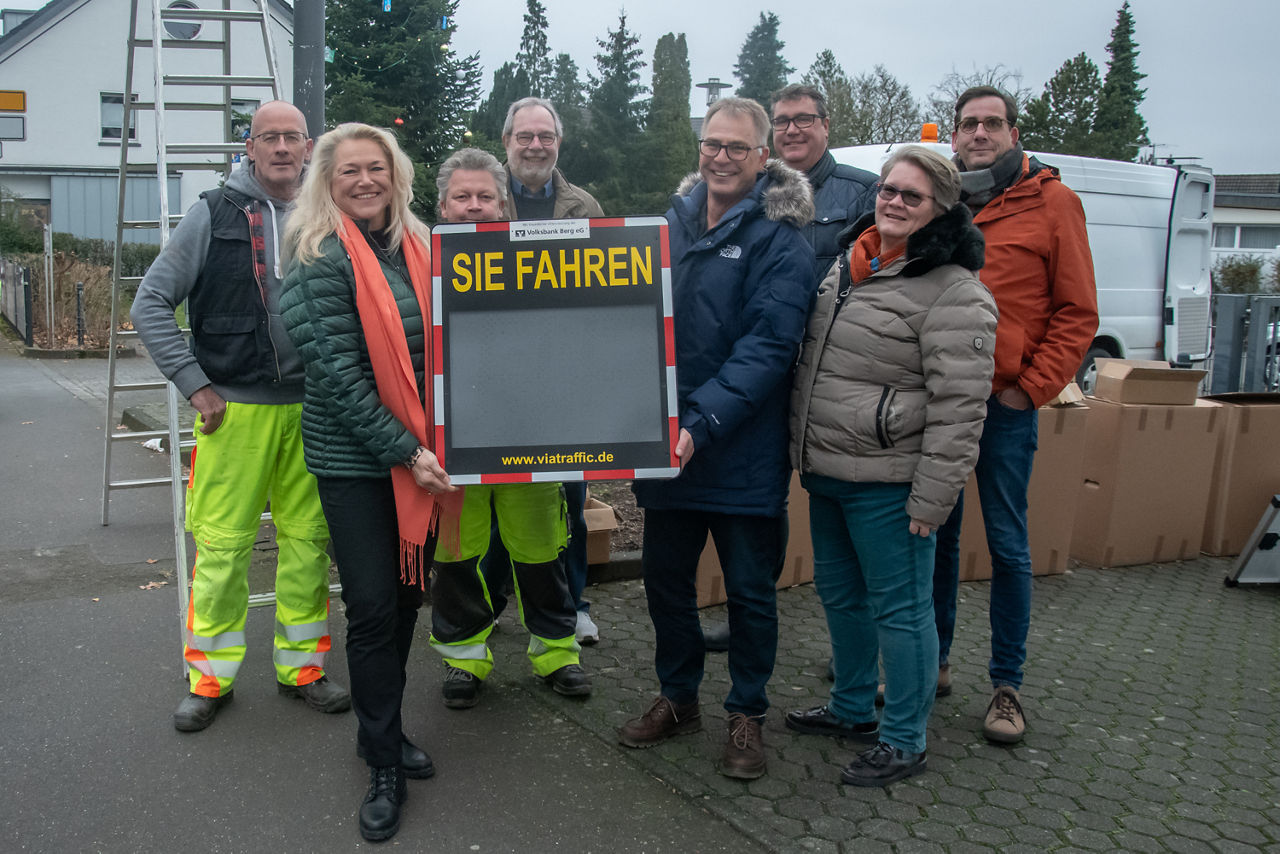 Gruppenfoto wie Tanja Paas (Volksbank Berg) mit anderen Personen einen Tempo-Smiley hochhält
