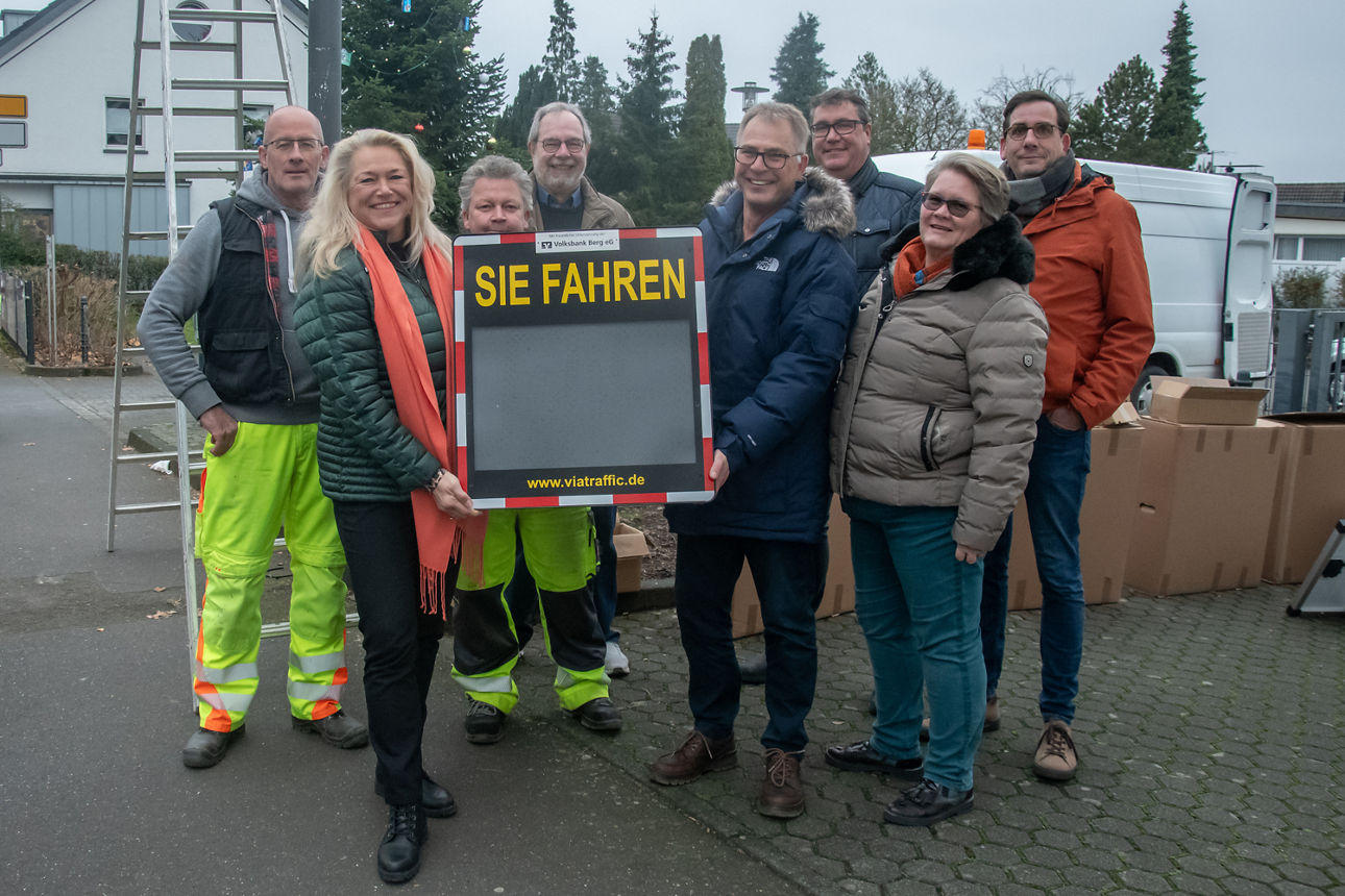 Gruppenfoto wie Tanja Paas (Volksbank Berg) mit anderen Personen einen Tempo-Smiley hochhält