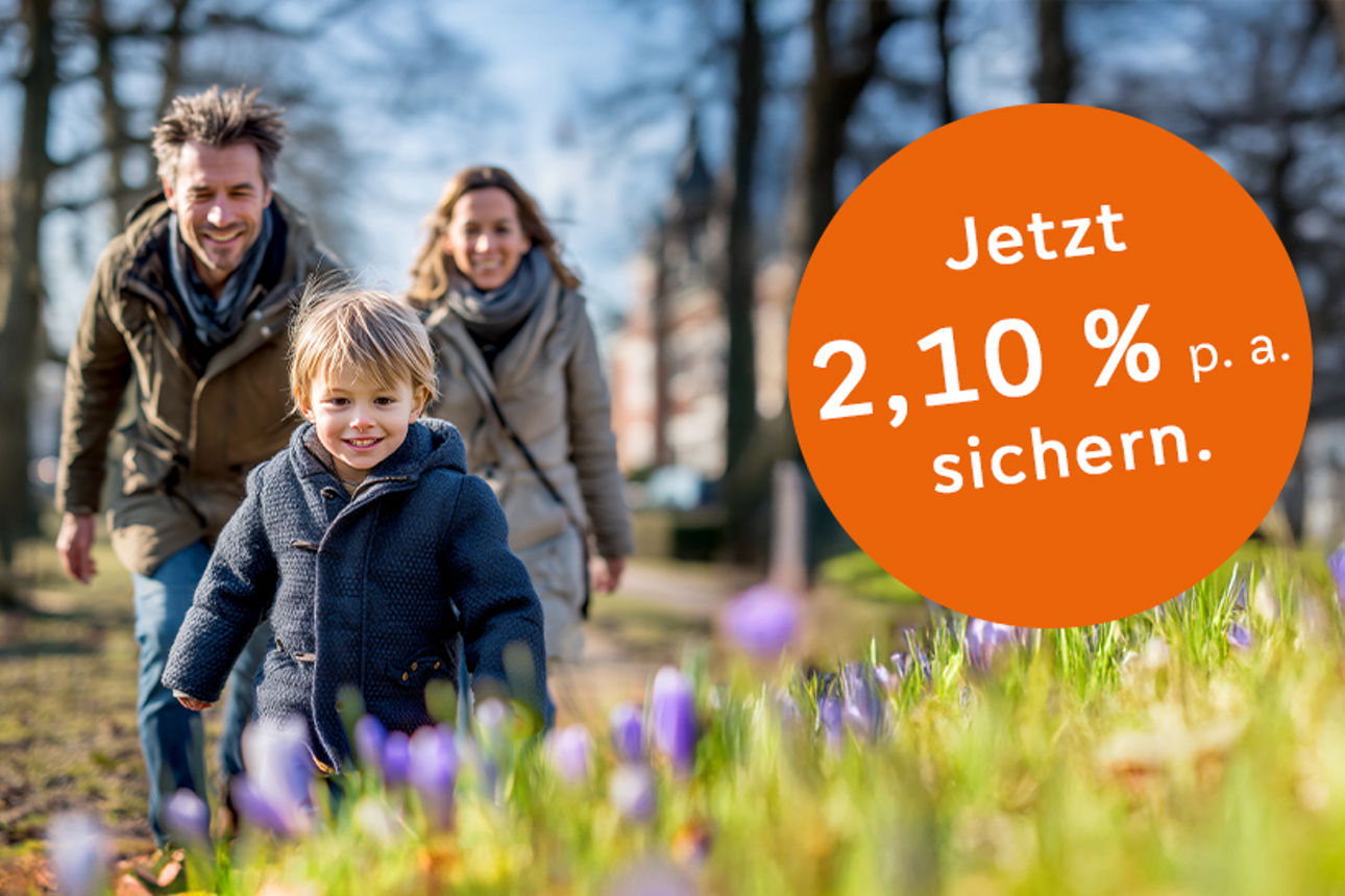 Ein Kind und dessen Eltern laufen Blumen entgegen