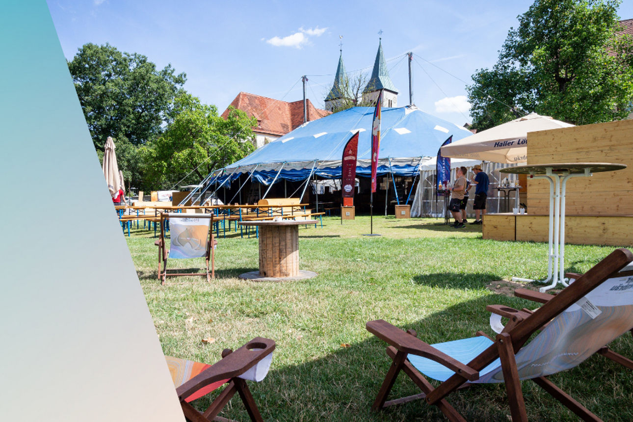 Mann bezahlt im Laden mit der Karte