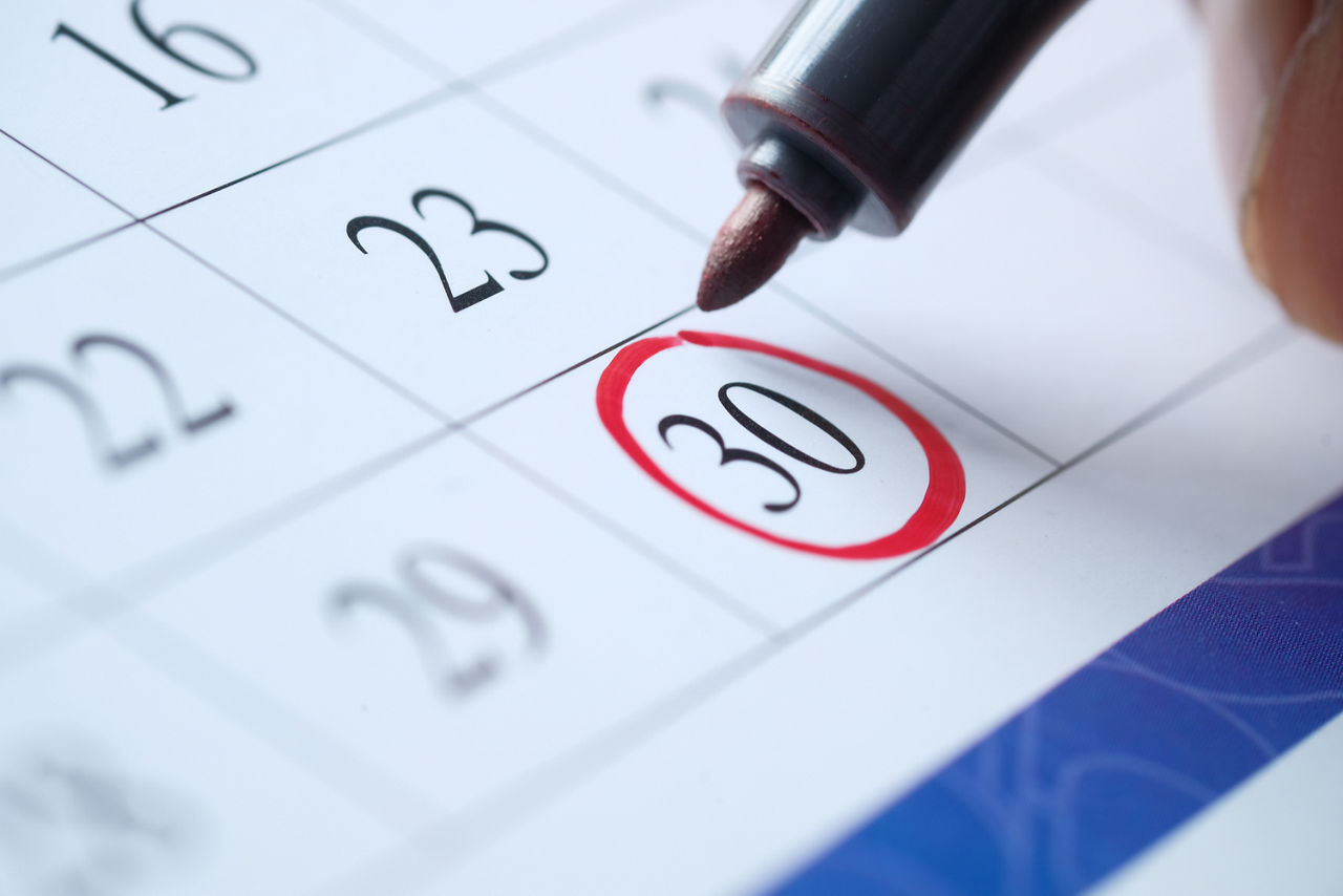 Auf einem Kalender wird der 30. Tag eingekreist