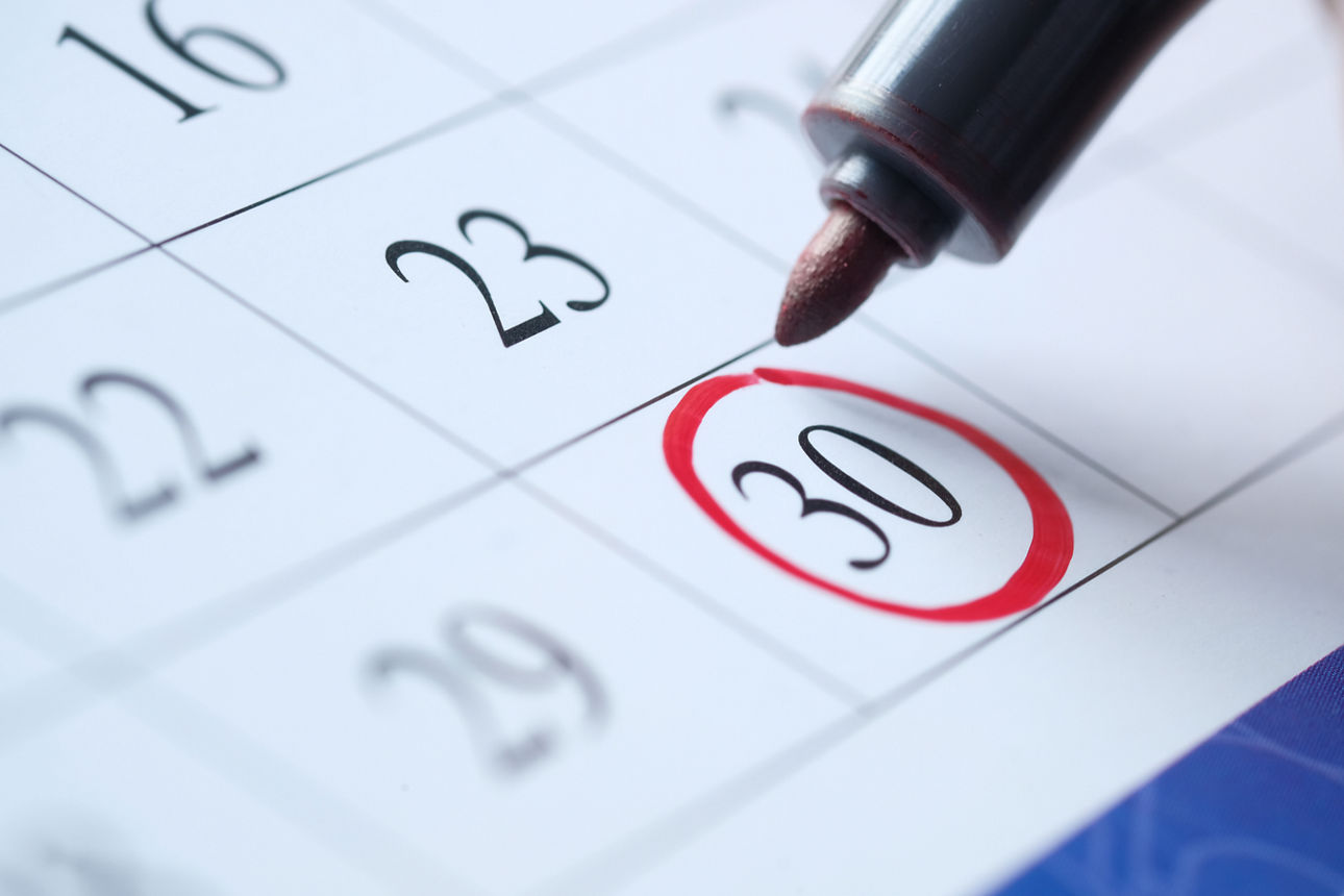 Auf einem Kalender wird der 30. Tag eingekreist